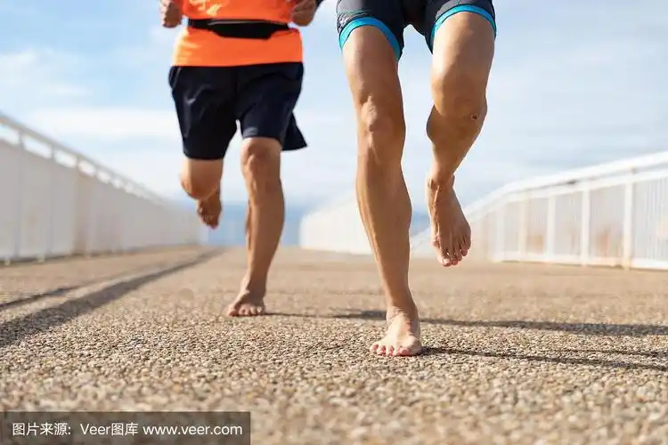 女人和男人赤脚跑步