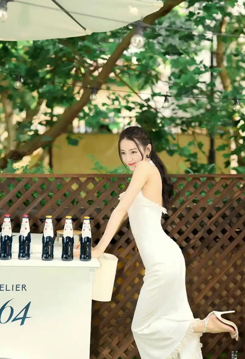 迪丽热巴小蛮腰美腿玉足