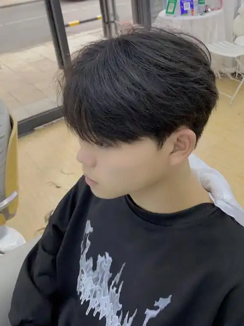 男生自然微分碎盖发型