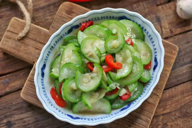 原创炒丝瓜,厨师长教你饭店正宗做法,多做这一步,丝瓜翠绿不发黑