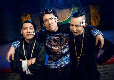 摩登兄弟最开始其实有五个人,除去现在的三人,还有大艺和阳仔.