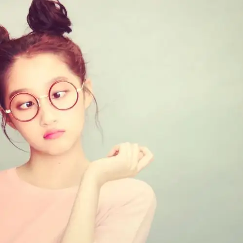 迪丽热巴和关晓彤戴圆框眼镜一个呆萌少女一个广场大妈