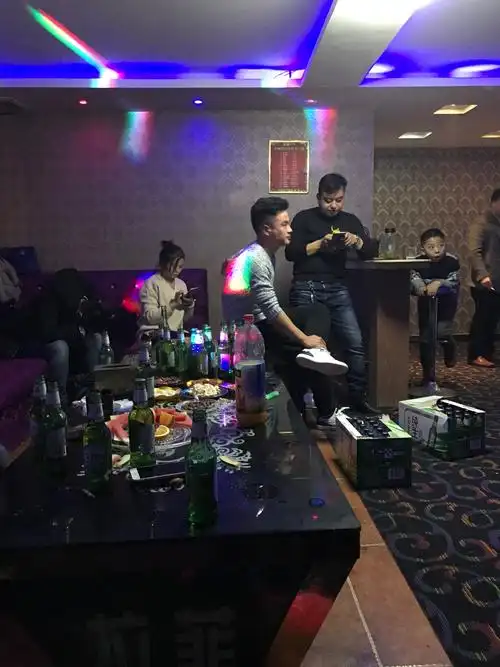 聚会最佳cp 卡拉ok 小丽唱歌还是那么棒!又发现了俩歌手 老四和邓亮,!