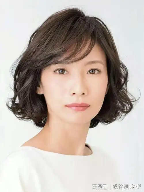 时尚不分年龄中年女性也适合的独特发型让你散发迷人光彩