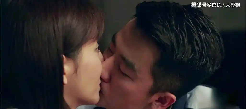 要说这段戏真正的亮点,是黄轩在吻戏前后的表现.