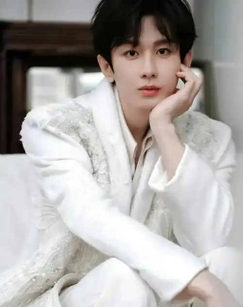 张艺兴李现任嘉伦成毅吴世勋吴楚一曾舜晞肖顺尧等动态