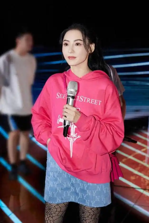 43岁张柏芝嫩到没法看穿粉衣配短裙宛如高中生套黑丝袜也清纯