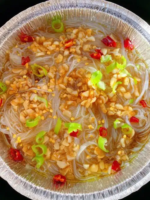 泡软的粉丝放入锡纸