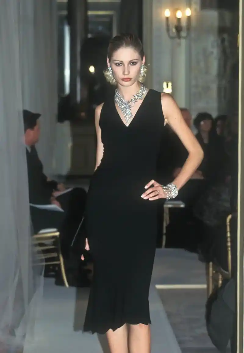 香奈儿 (chanel) 1997 春季高级时装    这组图片的质量还是不错的.