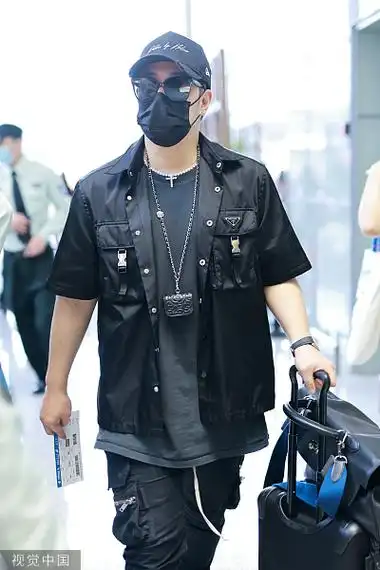 组图:潘玮柏黑色系穿搭现身上海机场 戴鸭舌帽出行简约低调_高清图集