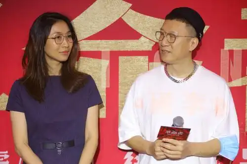 孙红雷罕见携小15岁娇妻亮相,身材高挑状态好,气质优雅力压那英