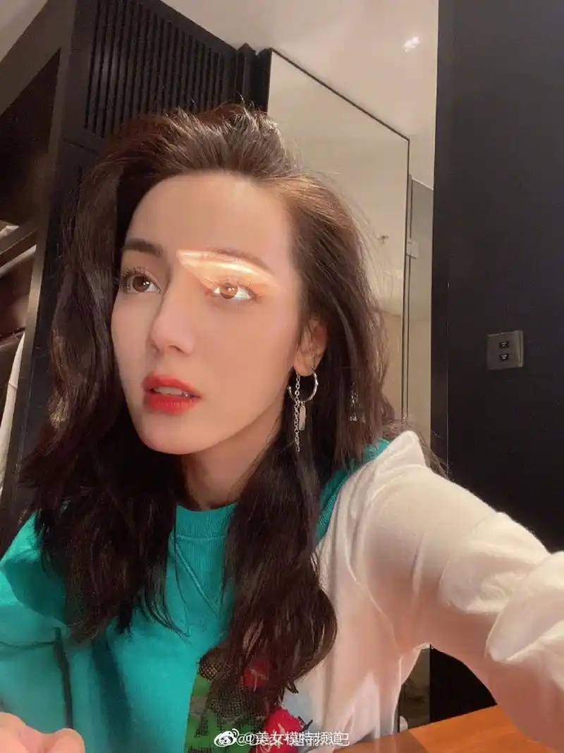 迪丽热巴晒光影氛围感随拍嘟嘴卖萌秀发浓密惹人羡