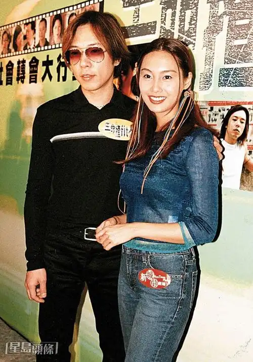 黄贯中六十大寿前与朱茵合照庆祝