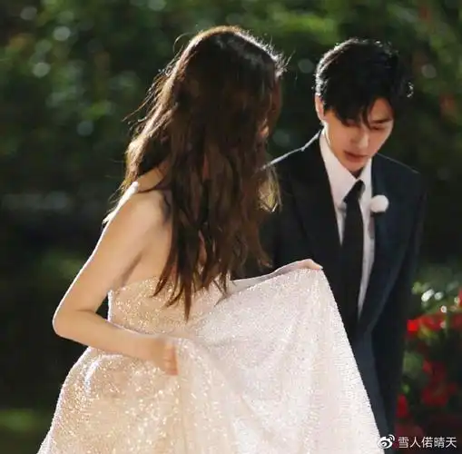 蔡徐坤杨颖同框出席活动,无美颜下依旧精致,内娱神颜姐弟实锤!