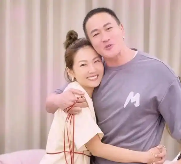 以往的何润东家庭生活颇为神秘,今年他似乎转变了想法,经常与老婆