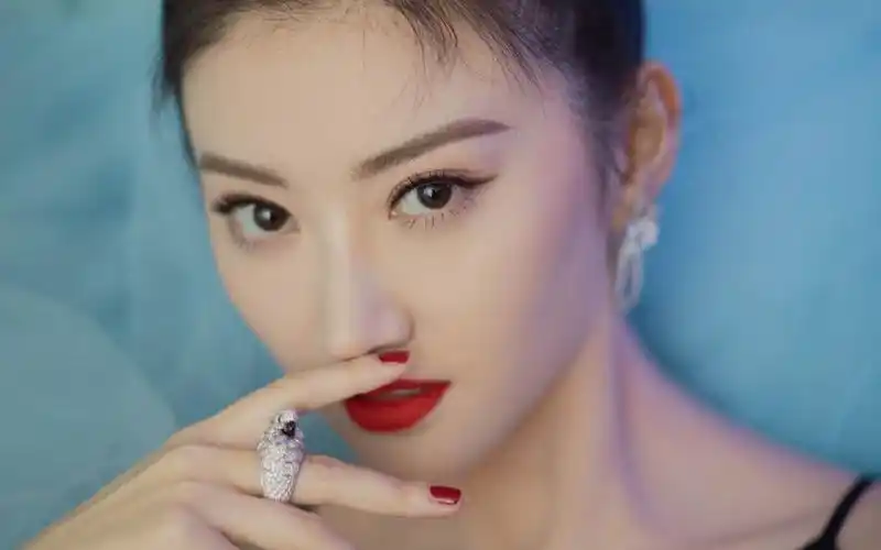 美女景甜吊带裙写真图片壁纸-美女壁纸-高清美女图片-第8图-娟娟壁纸