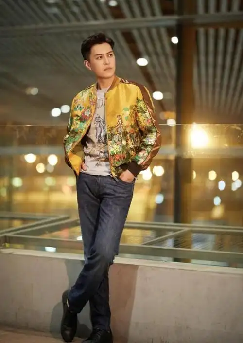 阶段以后,就很容易出现发福油腻的现象,并且还会再穿衣打扮上栽跟头