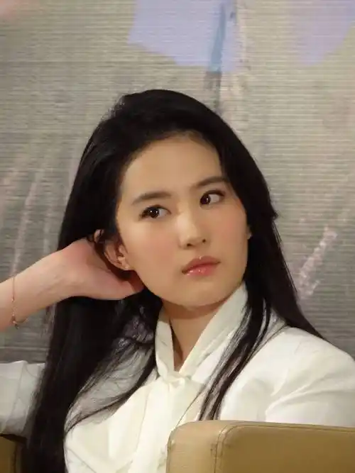 刘亦菲医院拍戏被网友偶遇,人群中格外亮眼!_角色_专业_状态