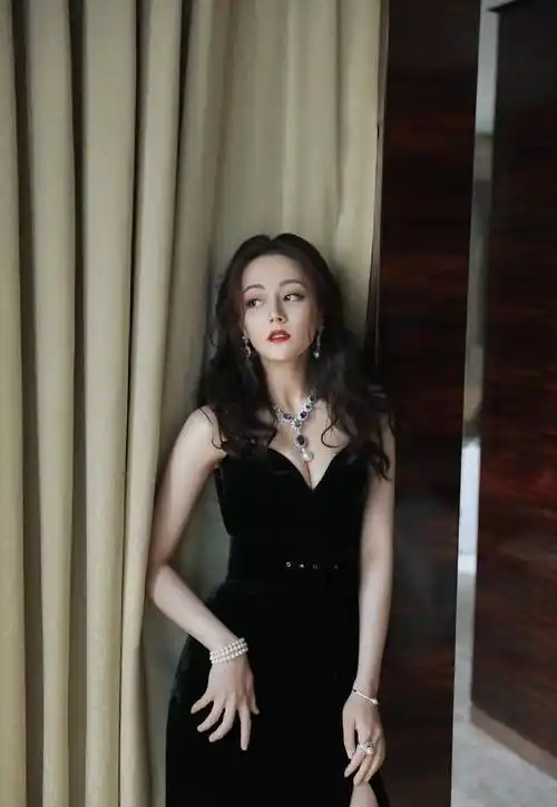 原创迪丽热巴出足风头了黑色吊带裙时尚到大腿配金色颈链更是时尚