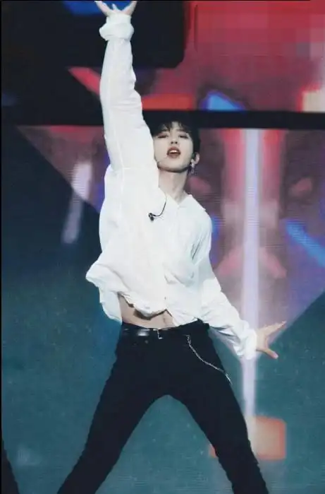 谁说蔡徐坤不男人?当他跳舞露出腹肌那一刻,网友:完全不输吴京