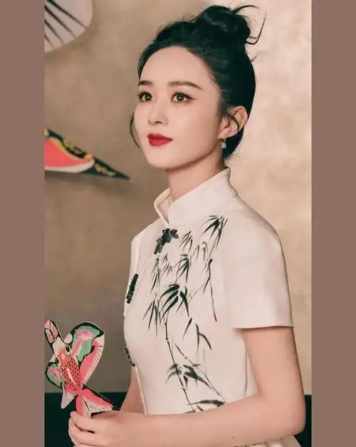 赵丽颖,春晚旗袍装,美惨了!_网易订阅