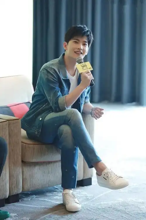 他的官方身高压线180cm,不过他跟黄晓明一样总被质疑不够一米八,虽然