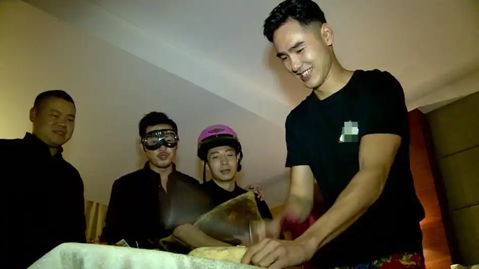 阮经天庆生受惊吓 乐嘉送奇葩礼物鸡屁股