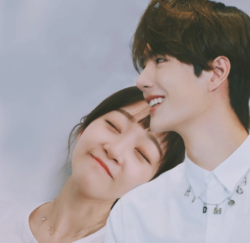 论p图就服王一博粉丝,看到她和王一博的合照:不怕情敌多,就怕情敌会p