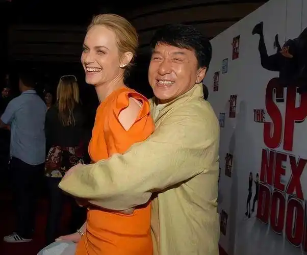 成龙抱过的二十个女明星都有谁范冰冰超主动章子怡被横抱起来