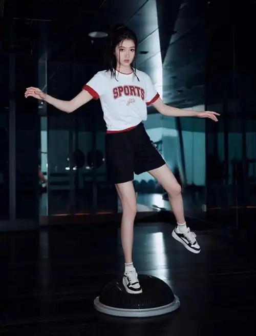 关晓彤穿着街顽lite板鞋,尽显街头潮范