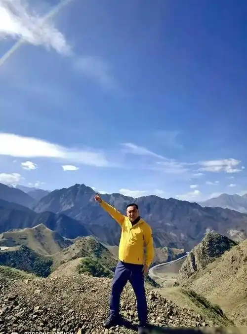 央视张宏民日本被偶遇,63岁未婚未育日子潇洒,手机是1万 的国货