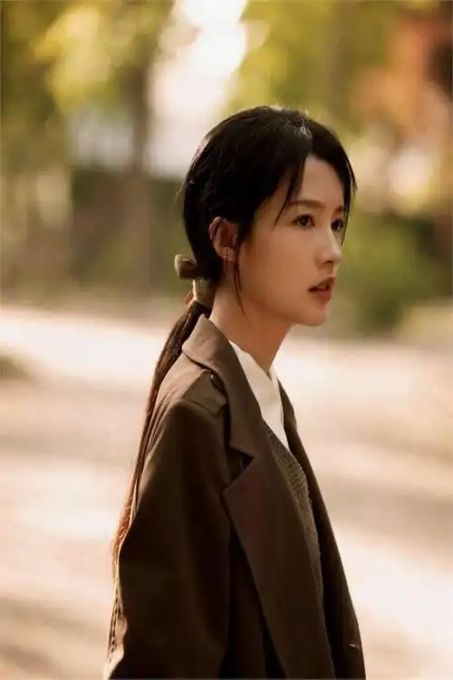 何冰没说错,不拍戏就消失的李沁,已走向女演员的另外一条道路