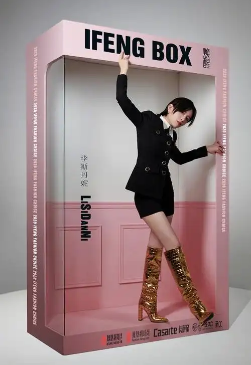 李斯丹妮终于舍得秀长腿!黑色短裤搭高跟长靴头身比真优越