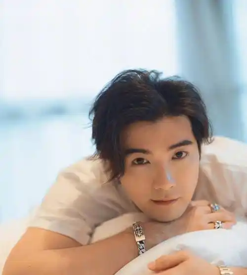 "女儿奴"贺军翔再上线!