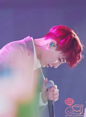 灿烈头发怎么弄的烫的什么?急求