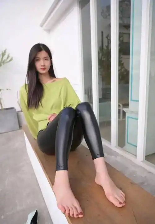 街上惊艳!穿皮裤的长腿美女引路人围观称赞