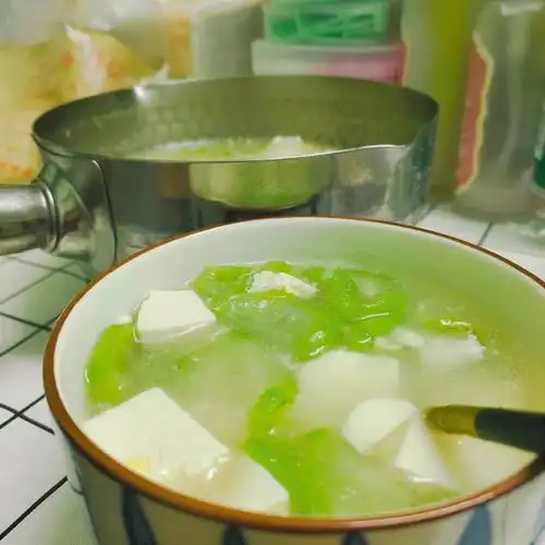 分享今日晚餐丝瓜豆腐鸡蛋汤