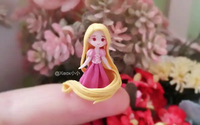 树脂粘土比手指还小的长发公主粉粉的可爱极了