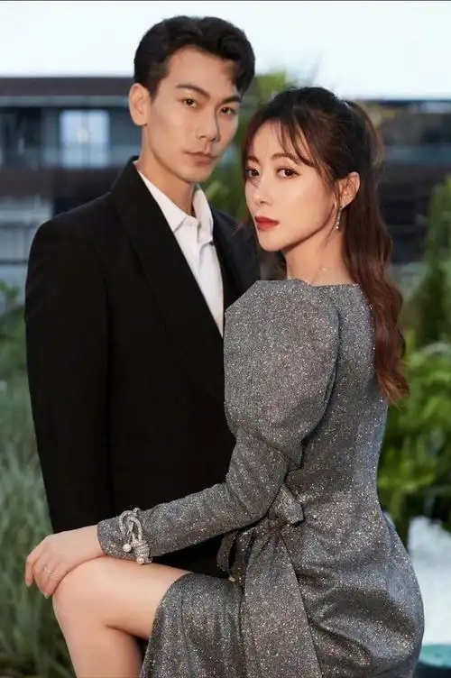 陈紫函与老公合拍时尚大片穿蓝色渐变长裙好优雅真是魅力不减