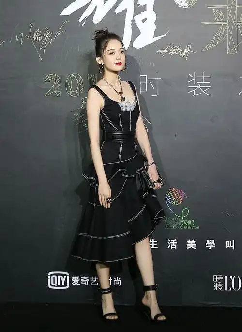 古力娜扎好会穿身穿一字肩连衣裙展现迷人直角肩真挺有气质