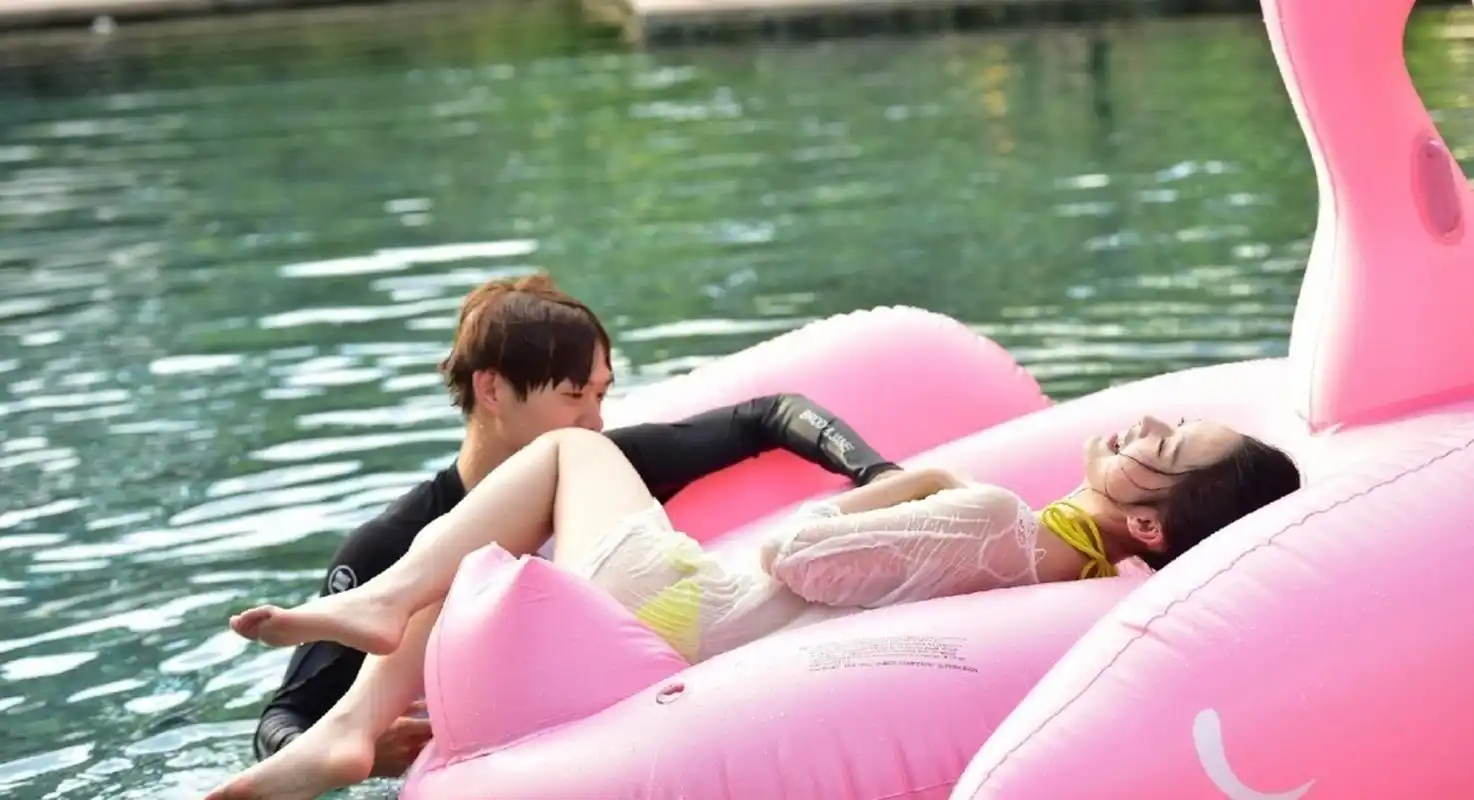 魏大勋艳福不浅 竟和李沁水中嬉戏