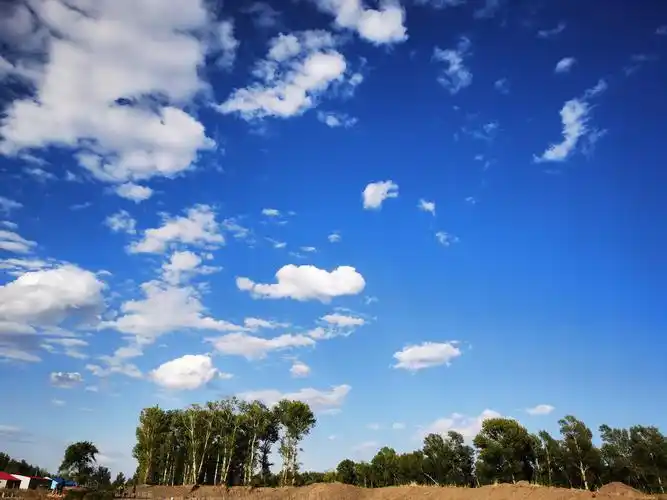 真实的蓝天白云家乡的美