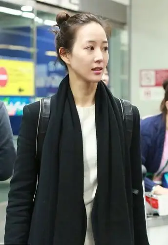 35岁张钧甯真大胆,机场秀又是素颜,大衣配牛仔穿出时髦感!