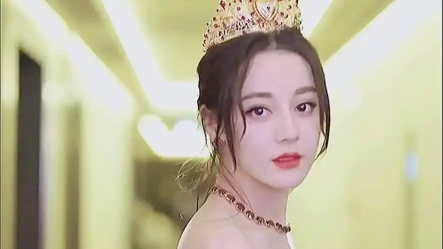 迪丽热巴红毯造型封神名场面,自己内卷自己,这审美太优秀了!