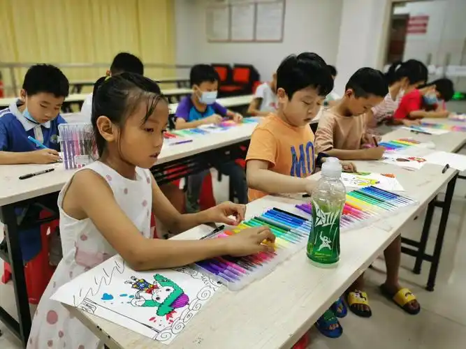 六联社区"童心绘梦"青少年绘画培训班