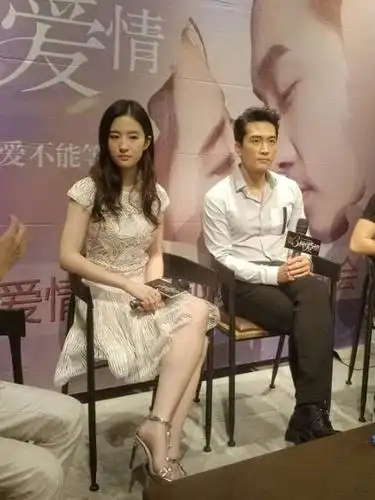 43岁宋承宪:看了32岁前任,再看29岁现任高雅拉,难怪当年抛弃她