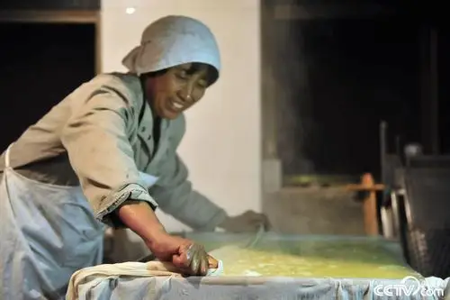 随着时代发展,豆腐的制作逐渐机械化,但仍有老匠人选择坚守传统制法