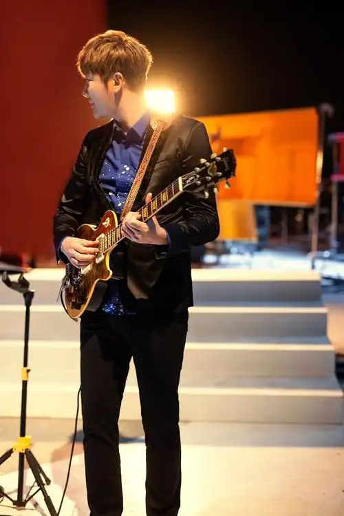 关喆《奇怪的帽子》《代言》《作者》三支mv今日上线