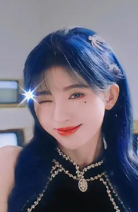 鞠婧祎不愧是国民妖精蓝发造型超冷艳穿肚兜长裙身材太好