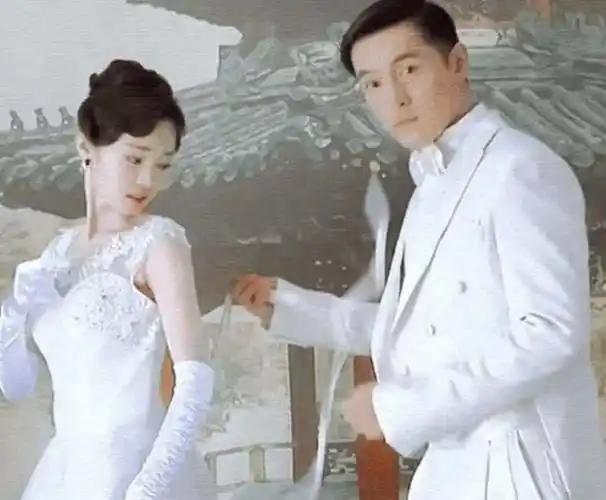 明台于曼丽"婚纱照"被扒,当宋轶靠近时,胡歌的反应太有趣了!